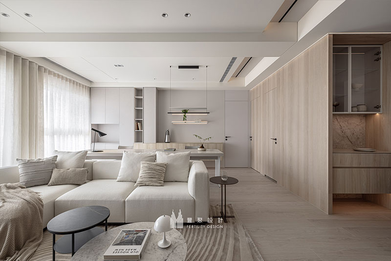 雙橡園2279 Maison Lumière 境白，現代風客廳與餐廳開放式設計，淺木色收納櫃搭配柔白色調，打造寬敞明亮的住宅空間。